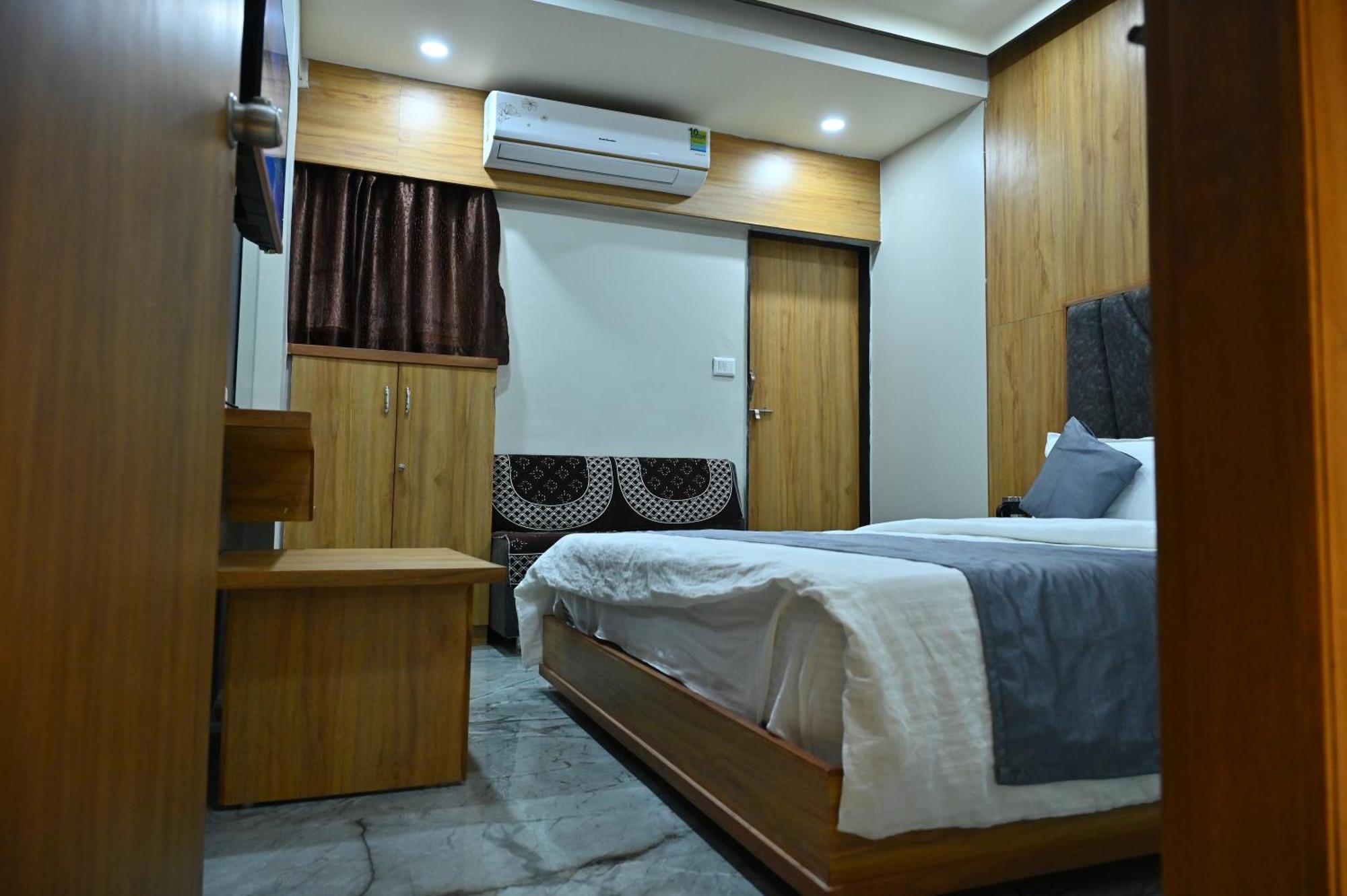 Hotel Sury Villa Ахмедабад Екстер'єр фото